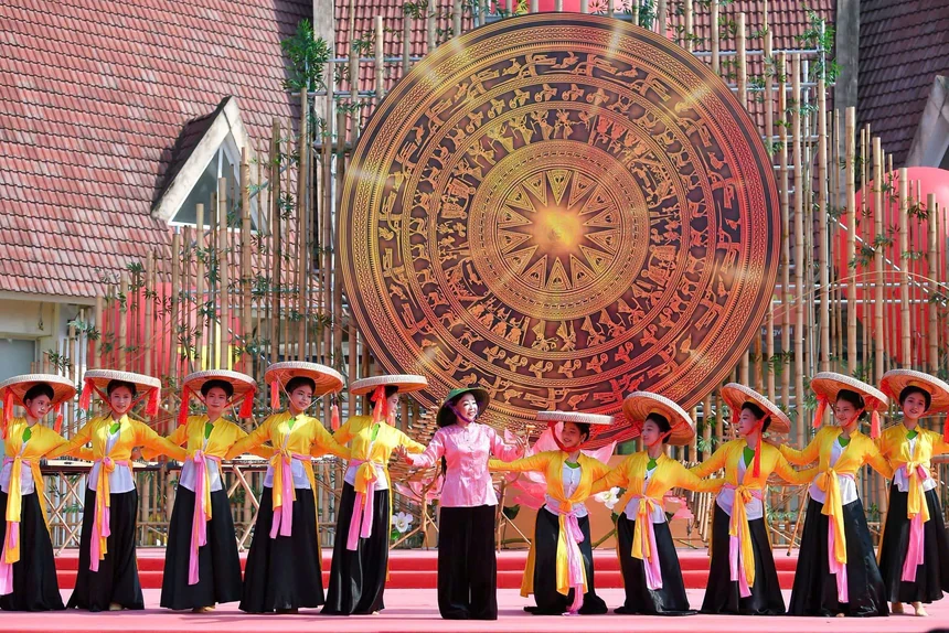 Đạo diễn Vạn Nguyễn đưa văn hóa Việt lên sân khấu bằng ngôn ngữ đương đại Đạo diễn Vạn Nguyễn đưa văn hóa Việt lên sân khấu bằng ngôn ngữ đương đại