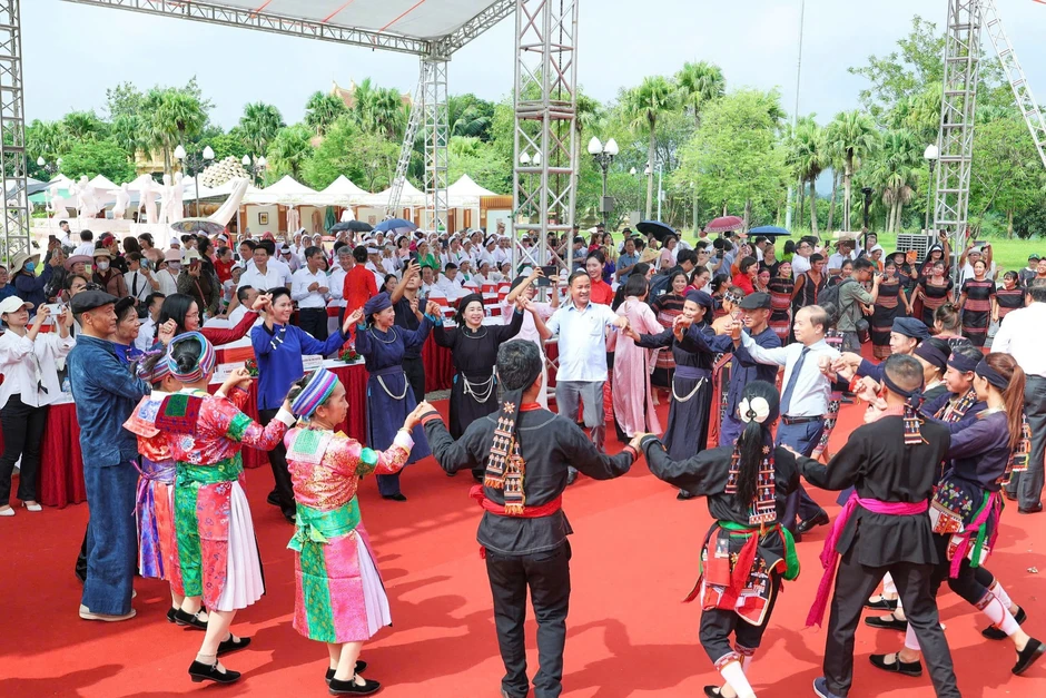 Đạo diễn Vạn Nguyễn đưa văn hóa Việt lên sân khấu bằng ngôn ngữ đương đại Đạo diễn Vạn Nguyễn đưa văn hóa Việt lên sân khấu bằng ngôn ngữ đương đại
