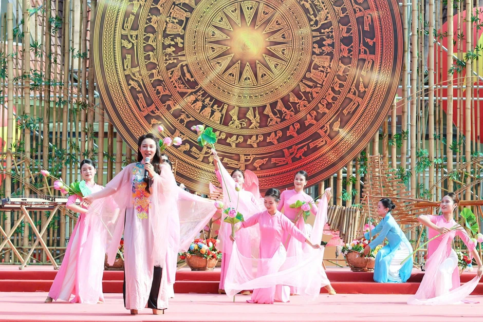 Đạo diễn Vạn Nguyễn đưa văn hóa Việt lên sân khấu bằng ngôn ngữ đương đại Đạo diễn Vạn Nguyễn đưa văn hóa Việt lên sân khấu bằng ngôn ngữ đương đại