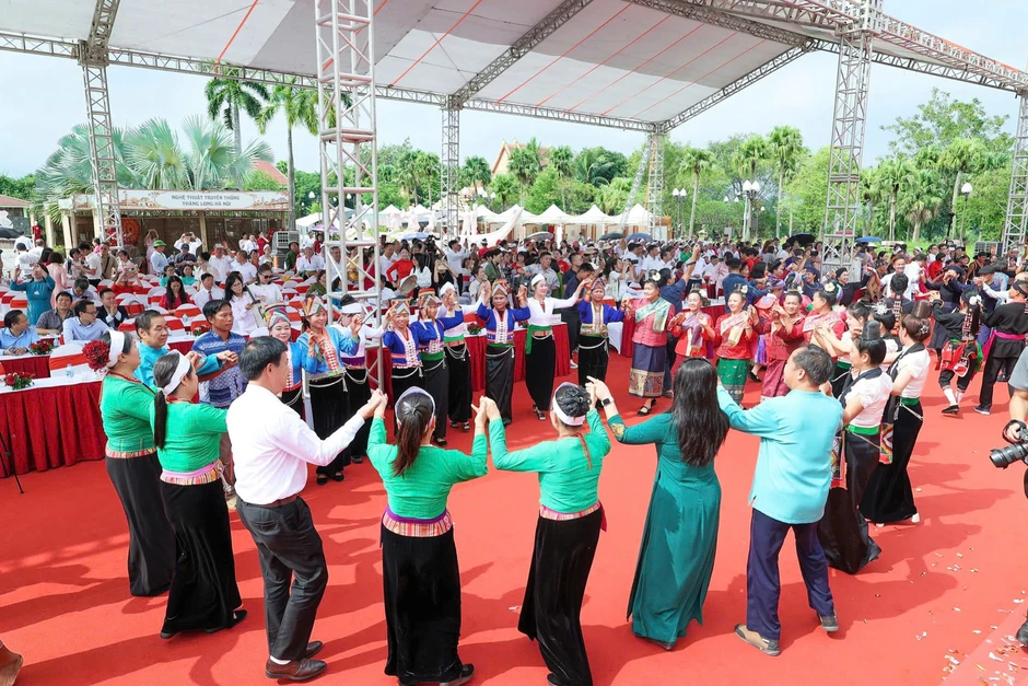 Đạo diễn Vạn Nguyễn đưa văn hóa Việt lên sân khấu bằng ngôn ngữ đương đại Đạo diễn Vạn Nguyễn đưa văn hóa Việt lên sân khấu bằng ngôn ngữ đương đại