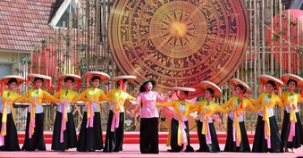 Đạo diễn Vạn Nguyễn đưa văn hóa Việt lên sân khấu bằng ngôn ngữ đương đại