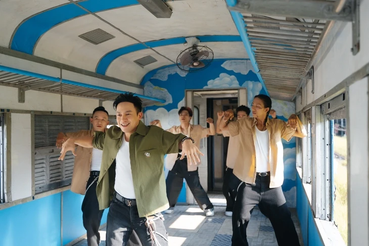 Đinh Tiến Đạt từ chất 'đời' hip hop đến rung động rất nhẹ của R&B Đinh Tiến Đạt từ chất 'đời' hip hop đến rung động rất nhẹ của R&B