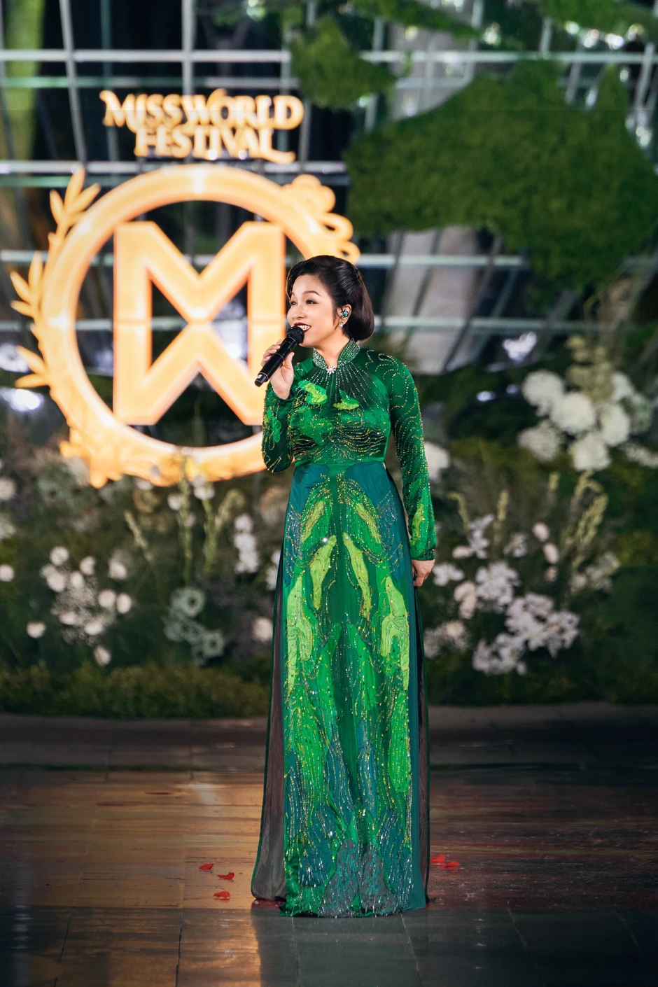 Diva Mỹ Linh kể hậu trường hát giữa dàn người đẹp Miss World Diva Mỹ Linh kể hậu trường hát giữa dàn người đẹp Miss World