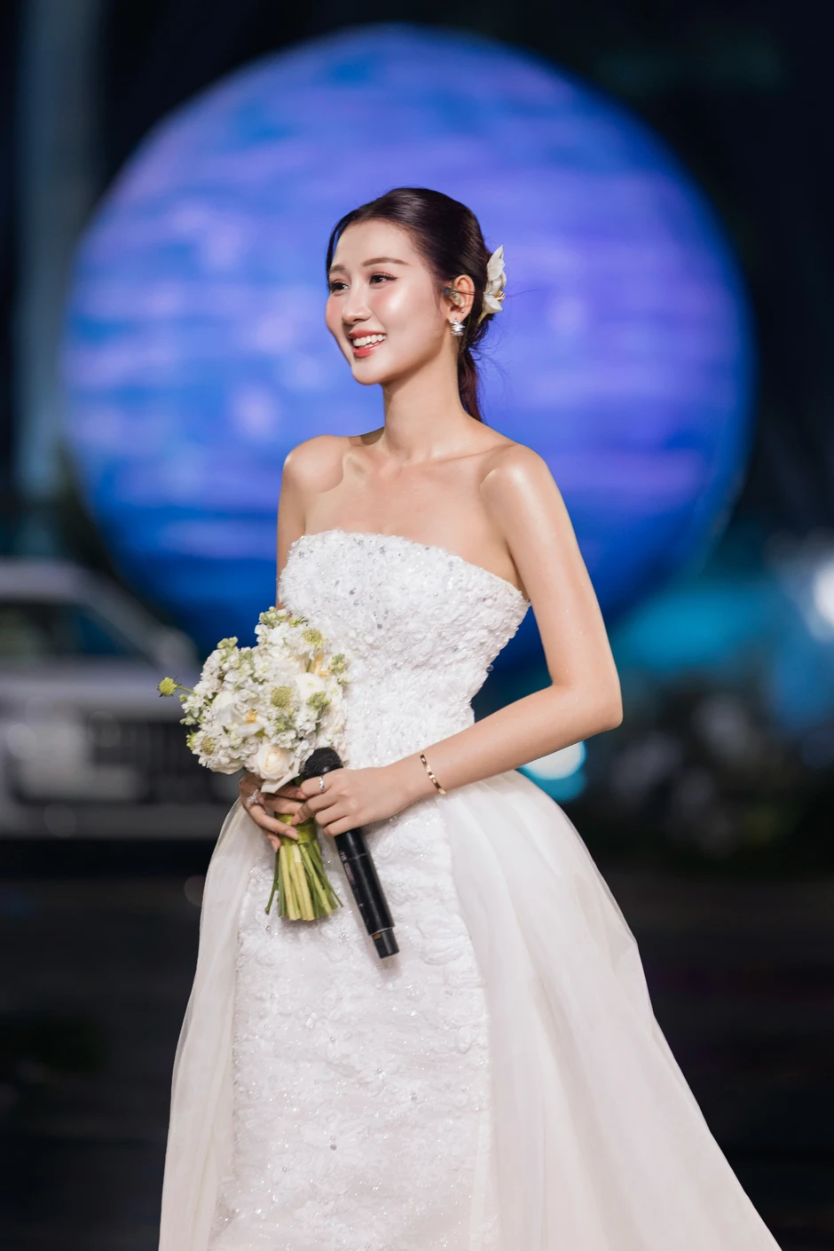 Diva Mỹ Linh kể hậu trường hát giữa dàn người đẹp Miss World Diva Mỹ Linh kể hậu trường hát giữa dàn người đẹp Miss World