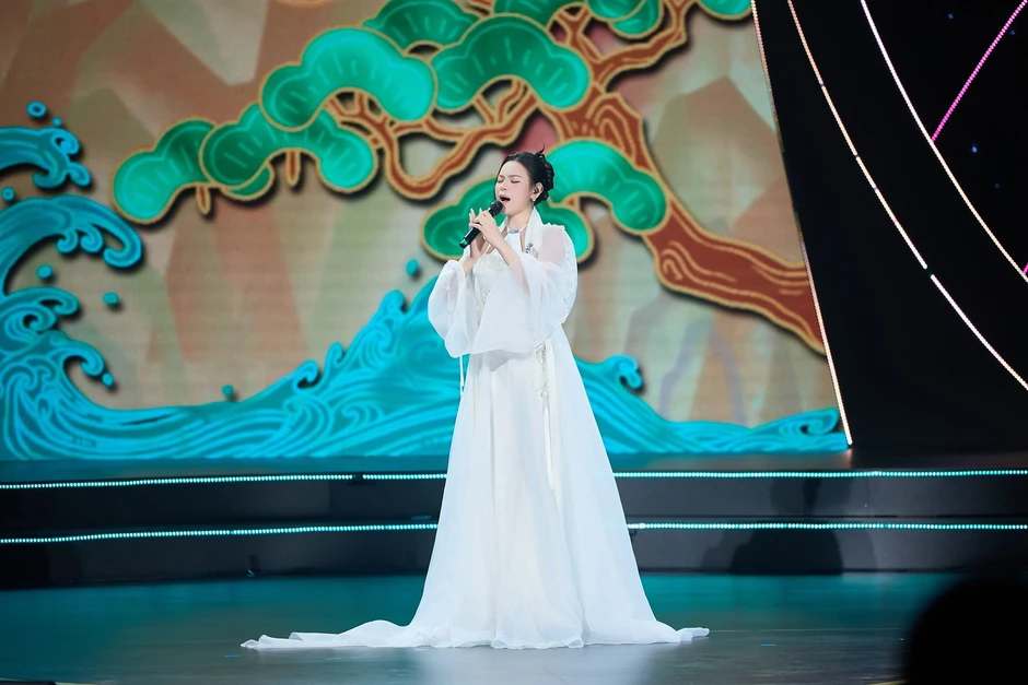 Diva Mỹ Linh khen thí sinh Sao Mai Đoàn Linh trên sóng VTV, nói thẳng: "Đừng làm chị thất vọng nhé" Diva Mỹ Linh khen thí sinh Sao Mai Đoàn Linh trên sóng VTV, nói thẳng: "Đừng làm chị thất vọng nhé"
