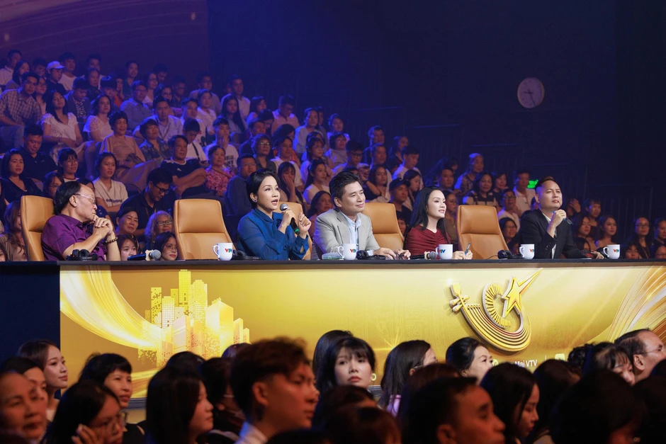 Diva Mỹ Linh khen thí sinh Sao Mai Đoàn Linh trên sóng VTV, nói thẳng: "Đừng làm chị thất vọng nhé" Diva Mỹ Linh khen thí sinh Sao Mai Đoàn Linh trên sóng VTV, nói thẳng: "Đừng làm chị thất vọng nhé"