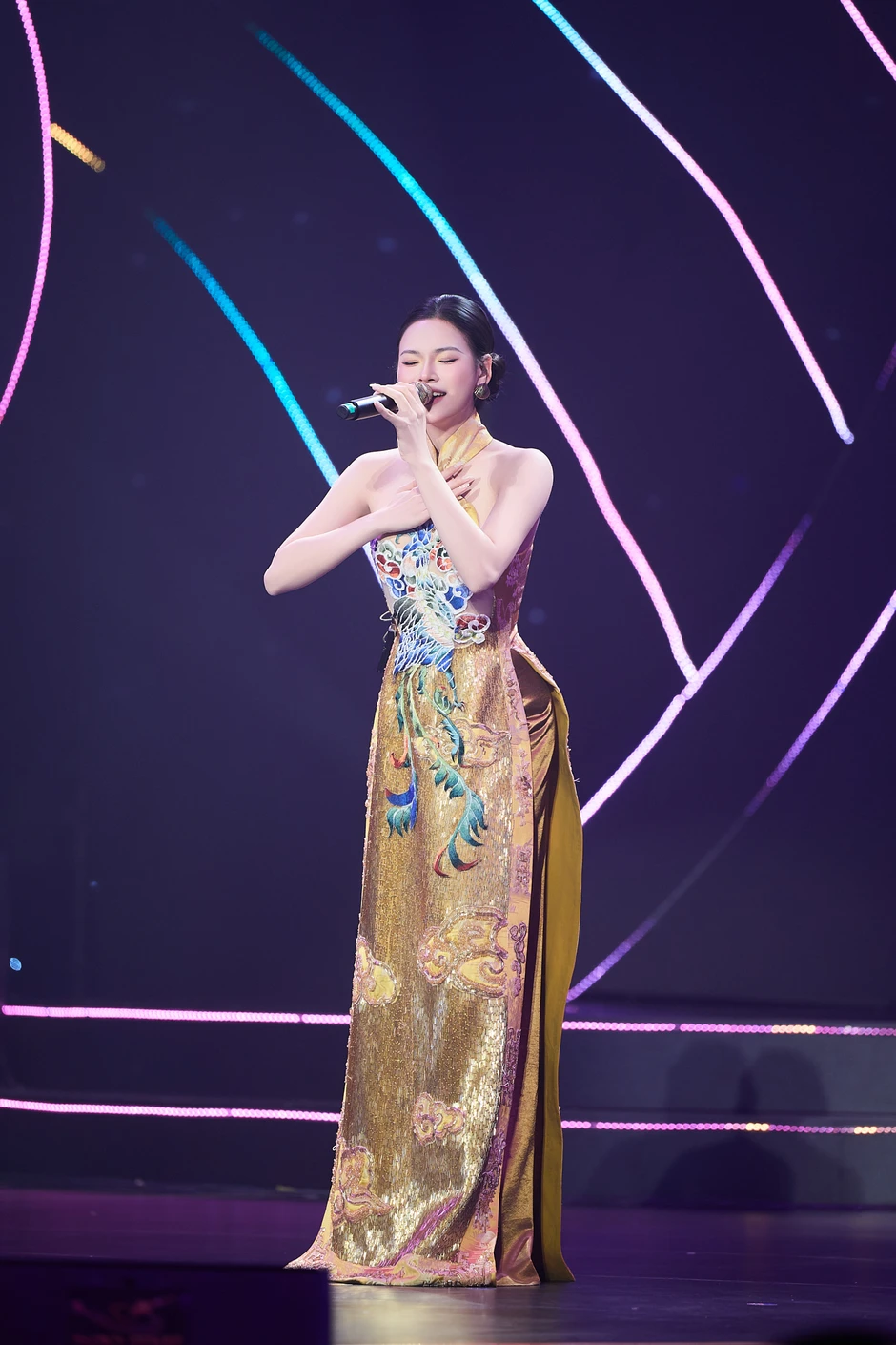 Diva Mỹ Linh khen thí sinh Sao Mai Đoàn Linh trên sóng VTV, nói thẳng: "Đừng làm chị thất vọng nhé" Diva Mỹ Linh khen thí sinh Sao Mai Đoàn Linh trên sóng VTV, nói thẳng: "Đừng làm chị thất vọng nhé"