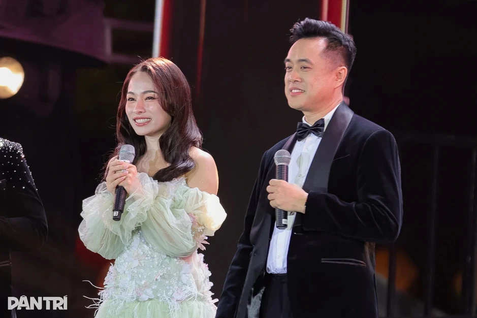 Dương Khắc Linh hé lộ chuyện tình với Sara Lưu, sắp đón thêm 2 con sinh đôi Dương Khắc Linh hé lộ chuyện tình với Sara Lưu, sắp đón thêm 2 con sinh đôi