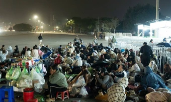 Fan mang chăn, chiếu ngủ qua đêm chờ xem 'Anh trai say hi'