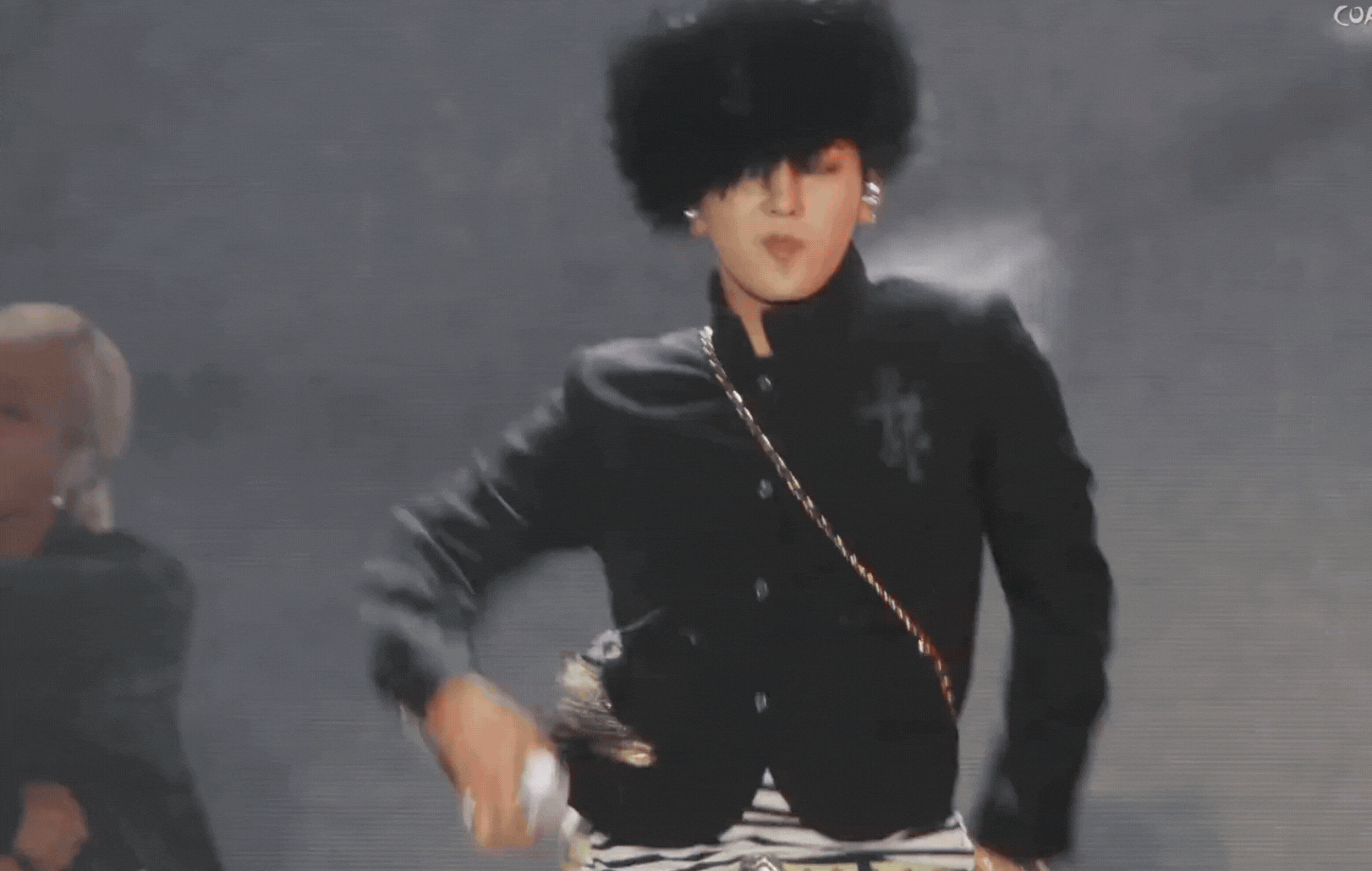 G-DRAGON đã tìm lại được 210 tỷ rơi ở Coachella: Nhìn "anh Long" nhảy là biết G-DRAGON đã tìm lại được 210 tỷ rơi ở Coachella: Nhìn "anh Long" nhảy là biết