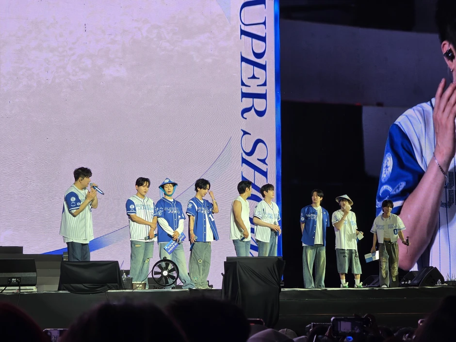 Galaxy S26 Ultra lưu giữ concert 20 năm của Super Junior tại TP.HCM