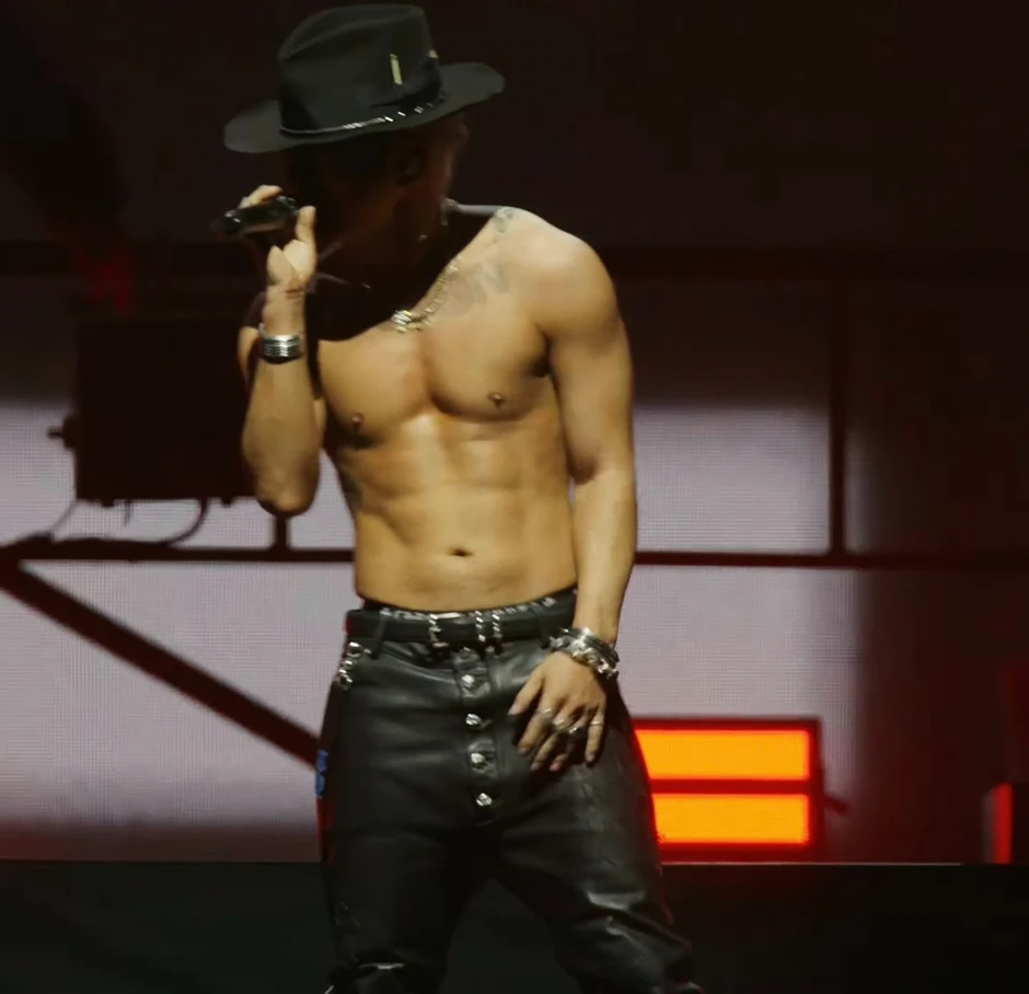 GD và TAEYANG: "Tôi nhảy hộ bạn còn bạn gánh quần áo giúp tôi nhé" GD và TAEYANG: "Tôi nhảy hộ bạn còn bạn gánh quần áo giúp tôi nhé"