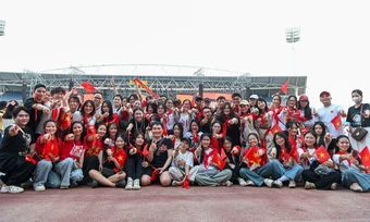 Hàng nghìn khán giả chờ xem concert 'Âm vang Tổ Quốc'