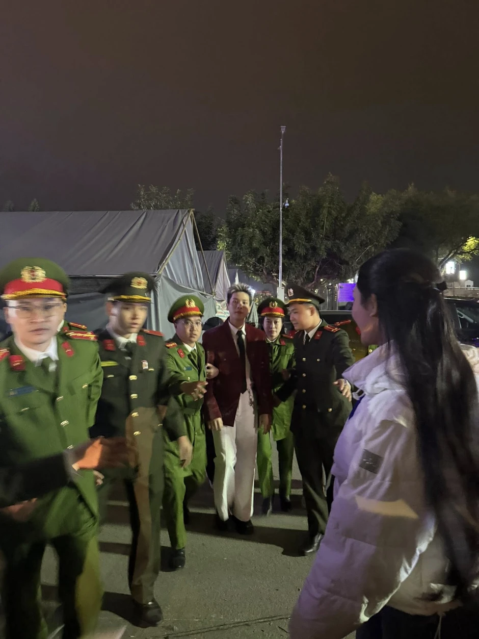 Hình ảnh hot nhất lúc này - "Quân A.P bị áp giải" Hình ảnh hot nhất lúc này - "Quân A.P bị áp giải"