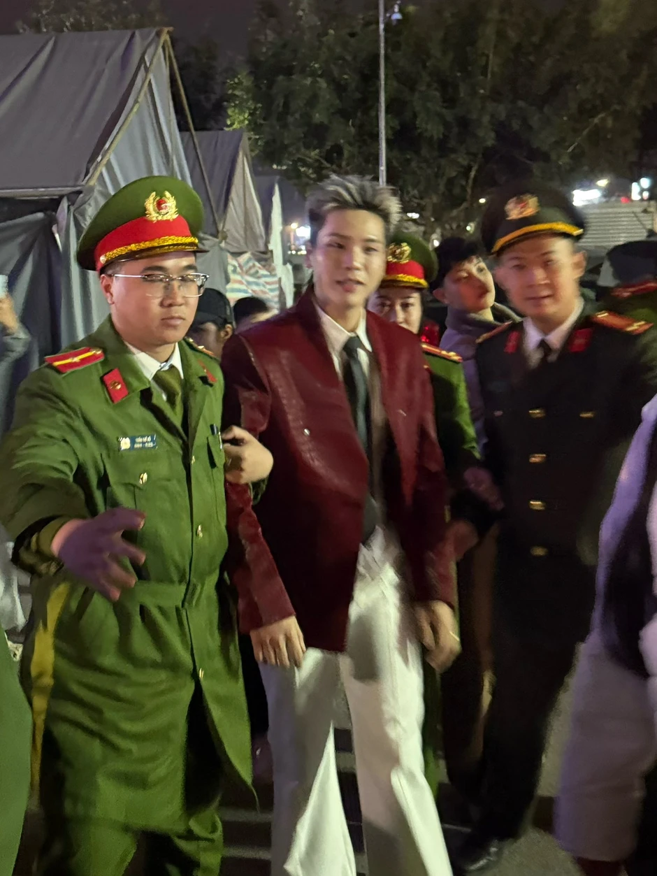 Hình ảnh hot nhất lúc này - "Quân A.P bị áp giải" Hình ảnh hot nhất lúc này - "Quân A.P bị áp giải"