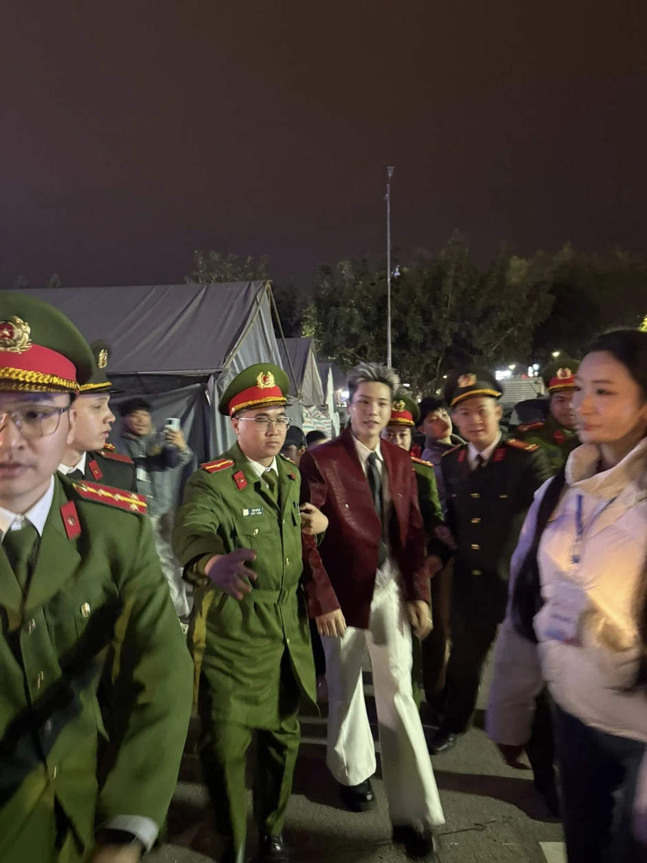 Hình ảnh hot nhất lúc này - "Quân A.P bị áp giải" Hình ảnh hot nhất lúc này - "Quân A.P bị áp giải"