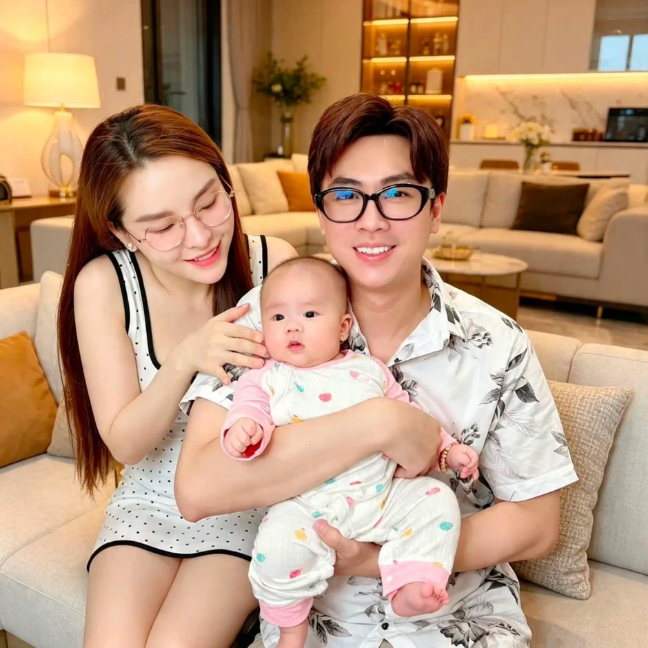 Hồ Việt Trung viên mãn bên cháu gái NSƯT Kim Tiểu Long, hạnh phúc vì 'lên chức' Hồ Việt Trung viên mãn bên cháu gái NSƯT Kim Tiểu Long, hạnh phúc vì 'lên chức'