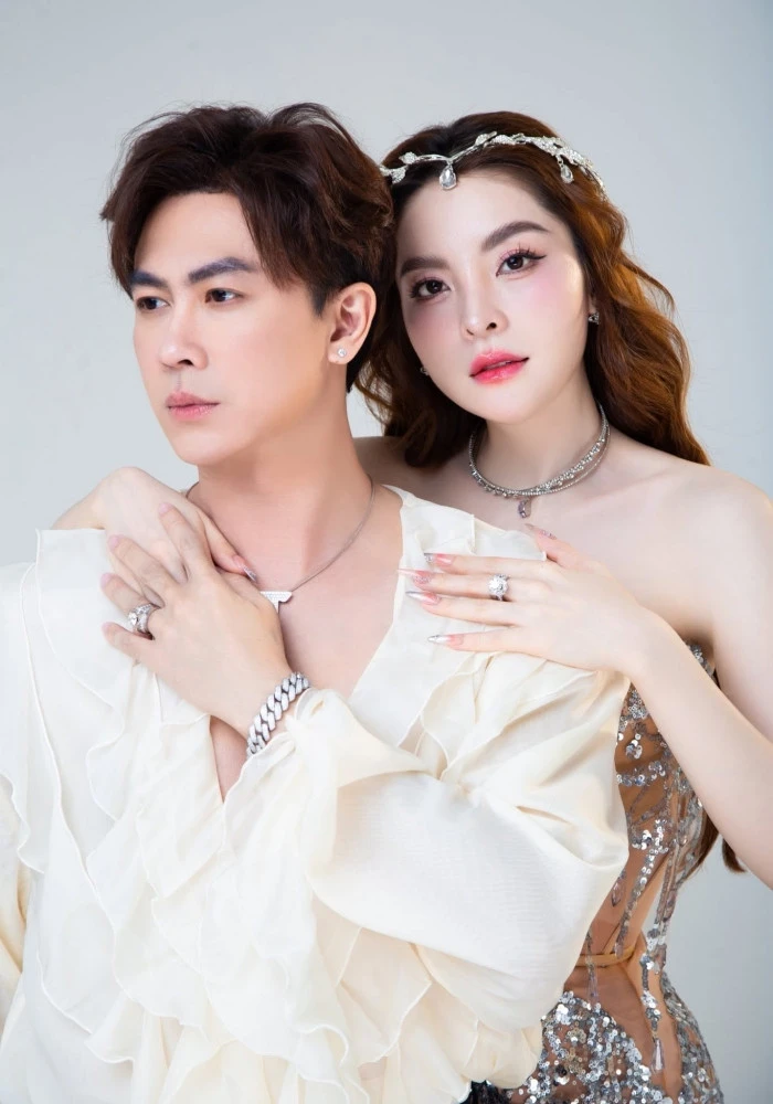 Hồ Việt Trung viên mãn bên cháu gái NSƯT Kim Tiểu Long, hạnh phúc vì 'lên chức' Hồ Việt Trung viên mãn bên cháu gái NSƯT Kim Tiểu Long, hạnh phúc vì 'lên chức'