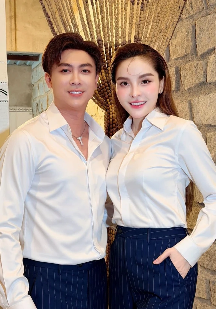 Hồ Việt Trung viên mãn bên cháu gái NSƯT Kim Tiểu Long, hạnh phúc vì 'lên chức' Hồ Việt Trung viên mãn bên cháu gái NSƯT Kim Tiểu Long, hạnh phúc vì 'lên chức'