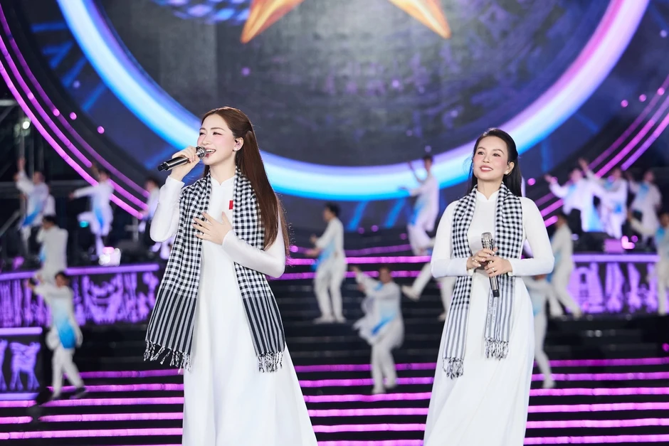 Hòa Minzy, Cẩm Ly hát lời mới của "Người Việt mình thương nhau" trên VTV Hòa Minzy, Cẩm Ly hát lời mới của "Người Việt mình thương nhau" trên VTV