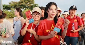 Hơn 40.000 khán giả đổ về "Tổ quốc trong tim", rực sắc đỏ trước giờ diễn