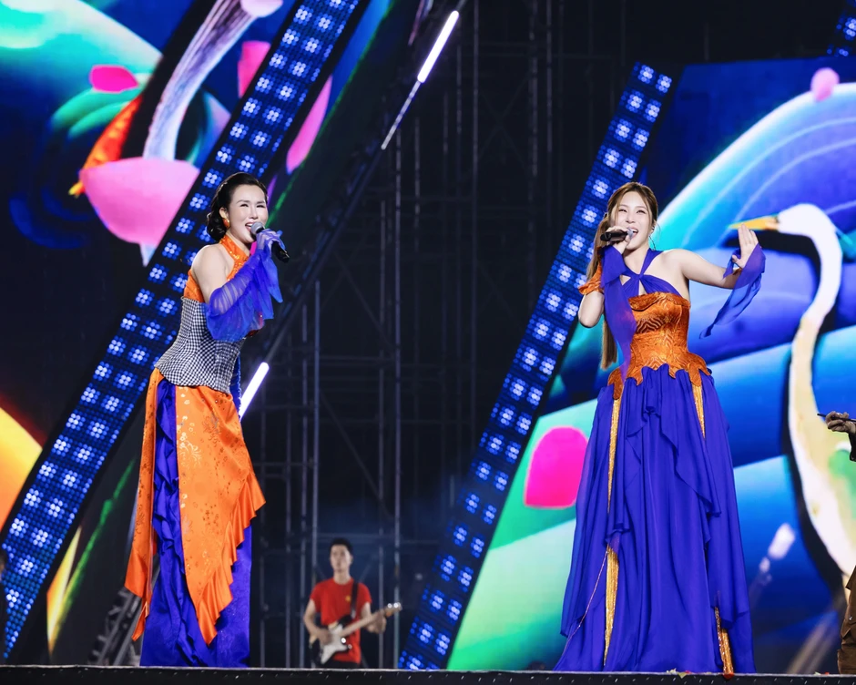 Hương Tràm hát giọng miền Tây, đọ nốt cao với Võ Hạ Trâm gây chú ý Hương Tràm hát giọng miền Tây, đọ nốt cao với Võ Hạ Trâm gây chú ý