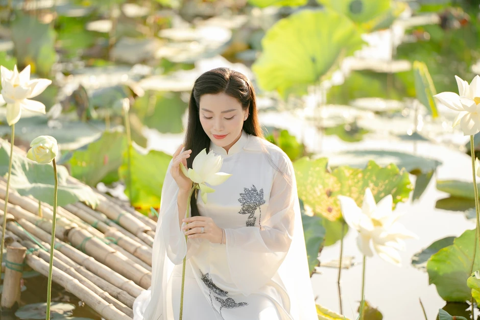 Huyền Trang Sao Mai ra mắt MV "Em là cô gái Việt Nam" đúng sinh nhật tuổi 36 Huyền Trang Sao Mai ra mắt MV "Em là cô gái Việt Nam" đúng sinh nhật tuổi 36