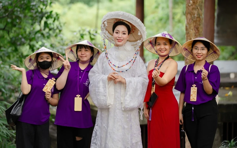 Huyền Trang Sao Mai ra mắt MV "Em là cô gái Việt Nam" đúng sinh nhật tuổi 36 Huyền Trang Sao Mai ra mắt MV "Em là cô gái Việt Nam" đúng sinh nhật tuổi 36