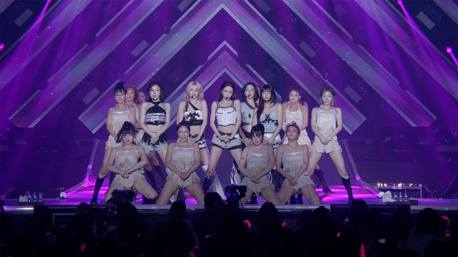ITZY hồi sinh ngoạn mục: Concert gây sốt, album leo top 1 nước ngoài ITZY hồi sinh ngoạn mục: Concert gây sốt, album leo top 1 nước ngoài
