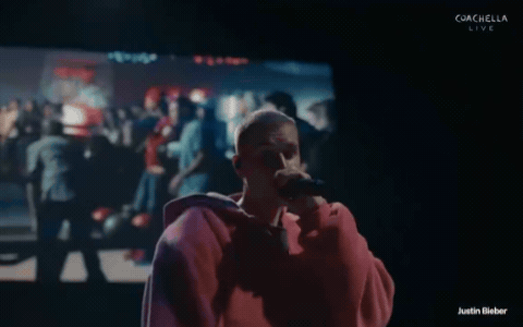 Justin Bieber bán hết nhạc, bị "cấm hát" hit cũ ở Coachella? Justin Bieber bán hết nhạc, bị "cấm hát" hit cũ ở Coachella?
