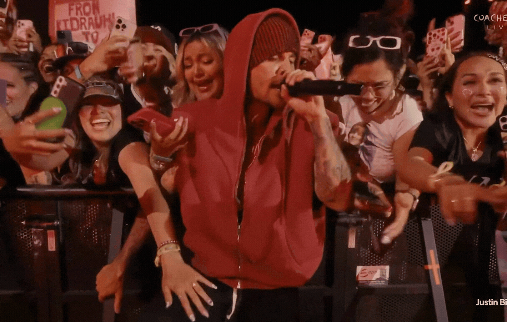Justin Bieber bị “đụng chạm” nhạy cảm ngay trên sân khấu Coachella Justin Bieber bị “đụng chạm” nhạy cảm ngay trên sân khấu Coachella