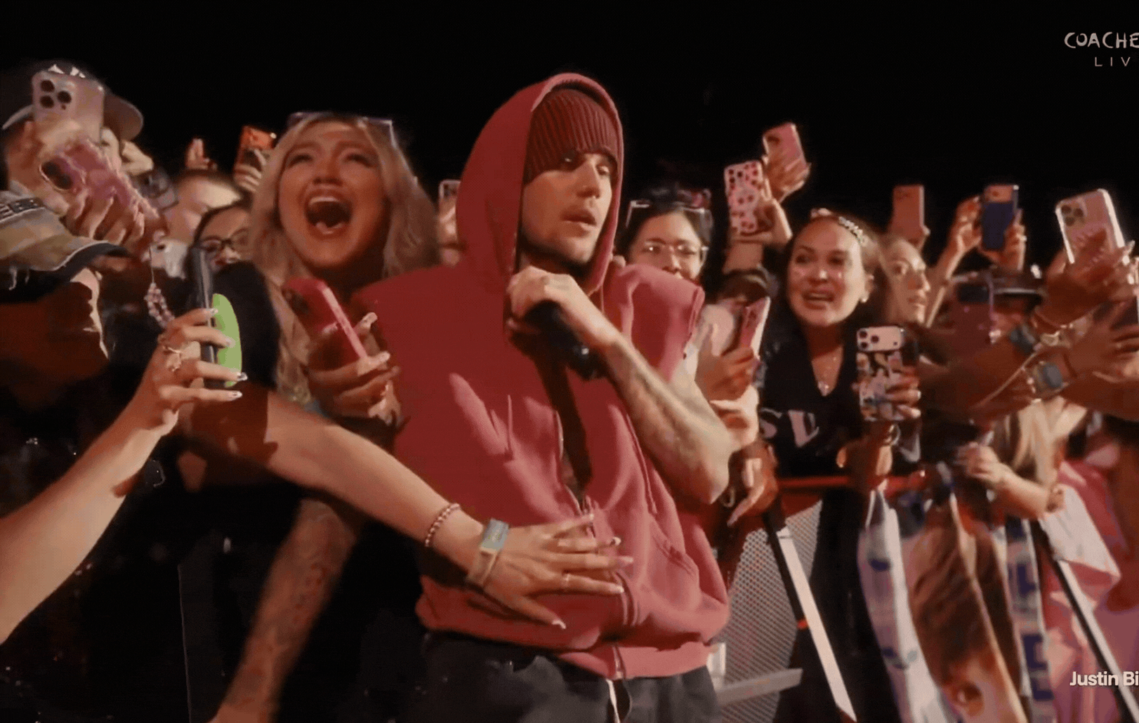 Justin Bieber bị “đụng chạm” nhạy cảm ngay trên sân khấu Coachella Justin Bieber bị “đụng chạm” nhạy cảm ngay trên sân khấu Coachella