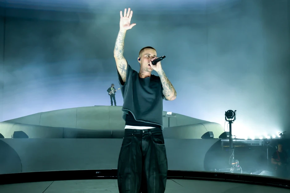 Justin Bieber bị “đụng chạm” nhạy cảm ngay trên sân khấu Coachella Justin Bieber bị “đụng chạm” nhạy cảm ngay trên sân khấu Coachella