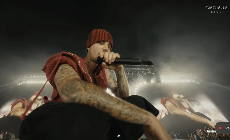 Justin Bieber bị “đụng chạm” nhạy cảm ngay trên sân khấu Coachella Justin Bieber bị “đụng chạm” nhạy cảm ngay trên sân khấu Coachella