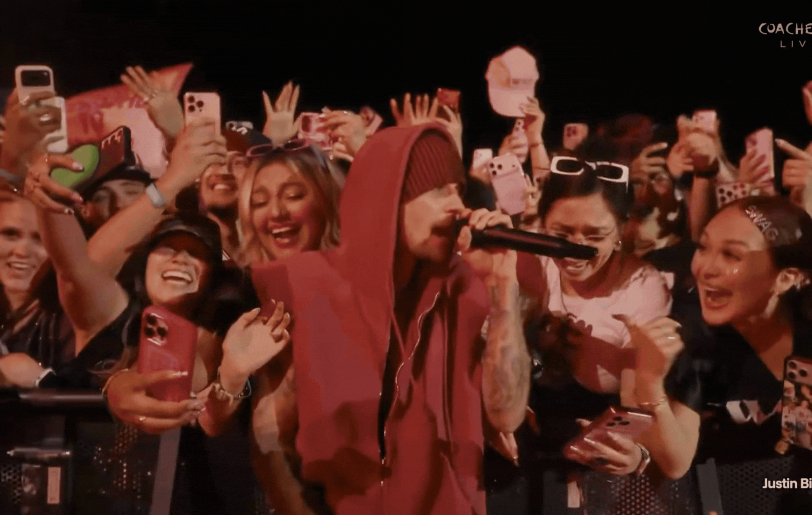 Justin Bieber bị “đụng chạm” nhạy cảm ngay trên sân khấu Coachella Justin Bieber bị “đụng chạm” nhạy cảm ngay trên sân khấu Coachella
