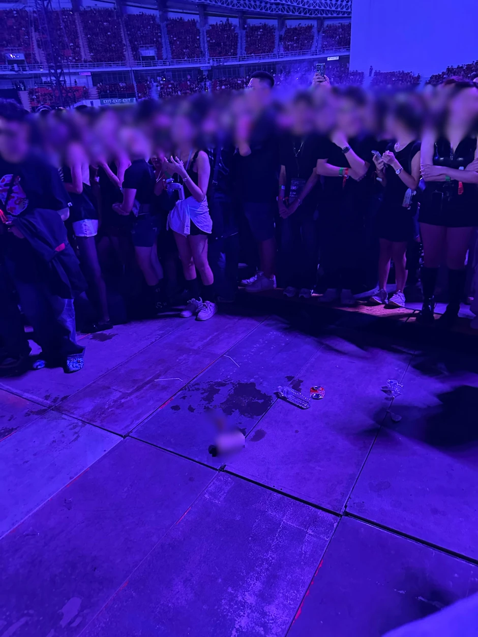 Khán giả “đi nặng” ở concert The Weeknd chặng Thái Lan, fan Việt tá hoả Khán giả “đi nặng” ở concert The Weeknd chặng Thái Lan, fan Việt tá hoả