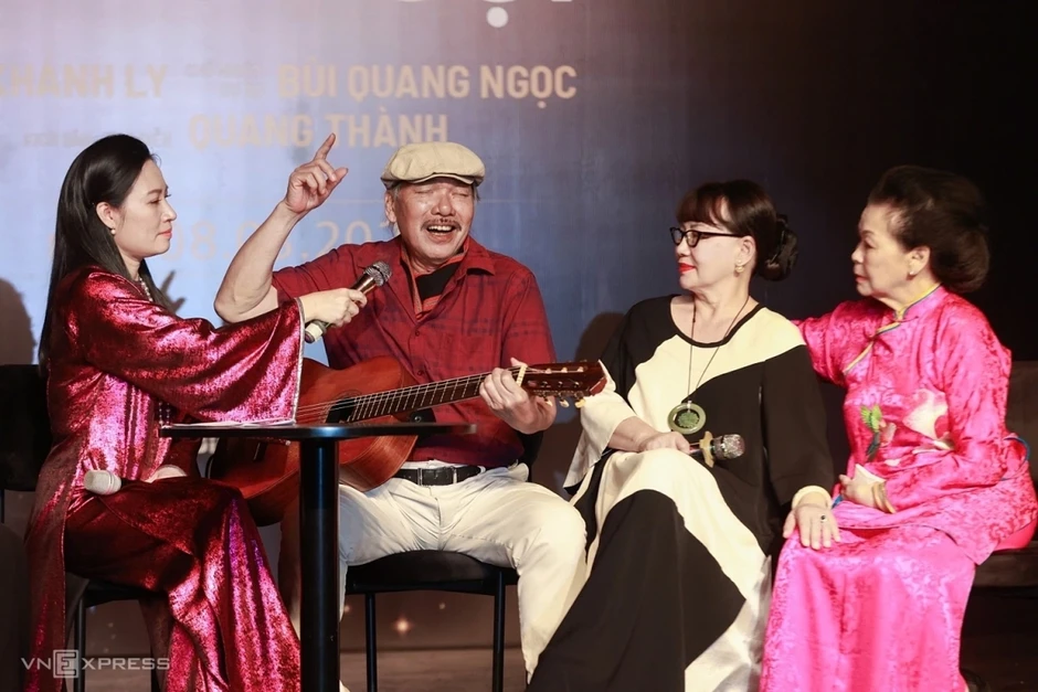Kh&aacute;n giả, nghệ sĩ dự ra mắt hồi k&yacute; Kh&aacute;nh Ly