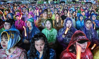 Khán giả xúc động xem concert cuối 'Anh trai vượt ngàn chông gai'