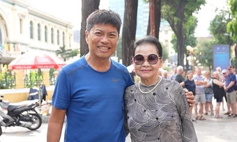 Khánh Ly dạo chơi TP HCM