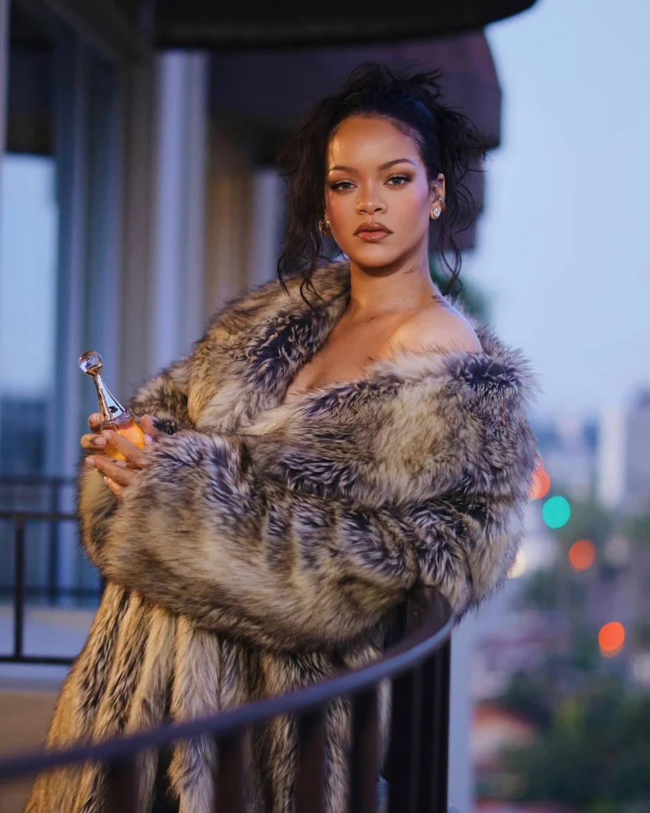 Không tin được đây là Rihanna ở tuổi 38, nhan sắc xuống cấp đến mức này rồi sao? Không tin được đây là Rihanna ở tuổi 38, nhan sắc xuống cấp đến mức này rồi sao?