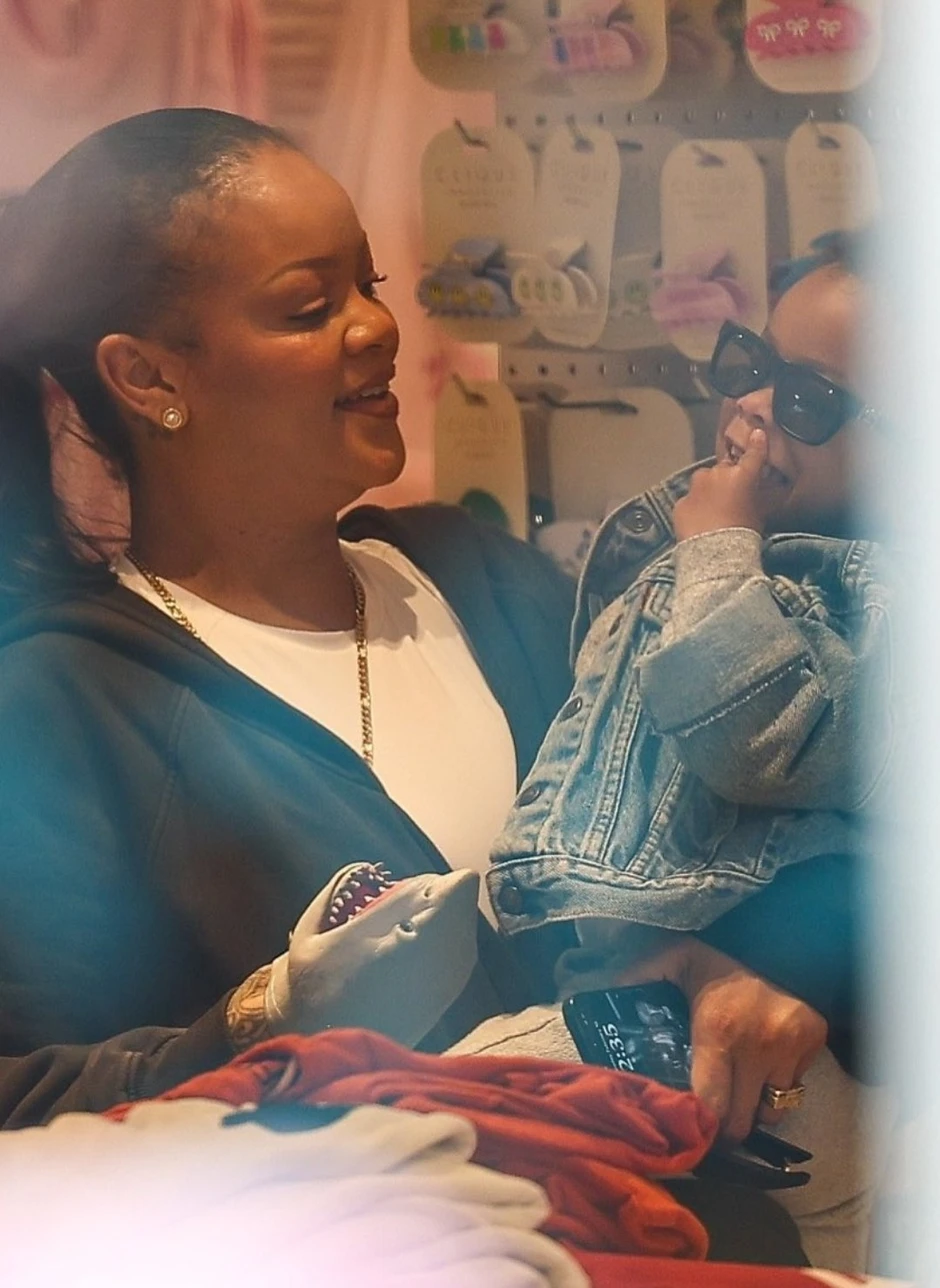 Không tin được đây là Rihanna ở tuổi 38, nhan sắc xuống cấp đến mức này rồi sao? Không tin được đây là Rihanna ở tuổi 38, nhan sắc xuống cấp đến mức này rồi sao?