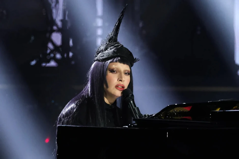 Lady Gaga gây sốc khi "đưa tang" công khai giữa phố Lady Gaga gây sốc khi "đưa tang" công khai giữa phố