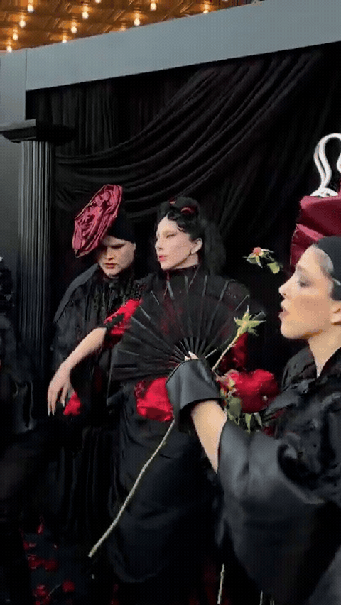 Lady Gaga gây sốc khi "đưa tang" công khai giữa phố Lady Gaga gây sốc khi "đưa tang" công khai giữa phố