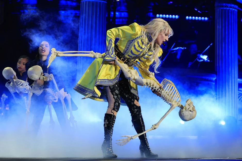 Lady Gaga gây sốc khi "đưa tang" công khai giữa phố Lady Gaga gây sốc khi "đưa tang" công khai giữa phố