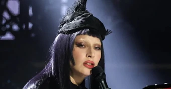 Lady Gaga gây sốc khi "đưa tang" công khai giữa phố