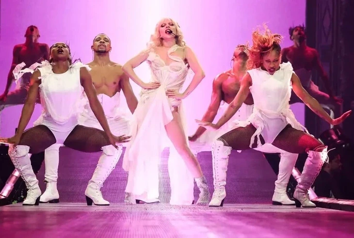 Lady Gaga khép lại tour The Mayhem Ball với doanh thu hơn 419 triệu USD Lady Gaga khép lại tour The Mayhem Ball với doanh thu hơn 419 triệu USD