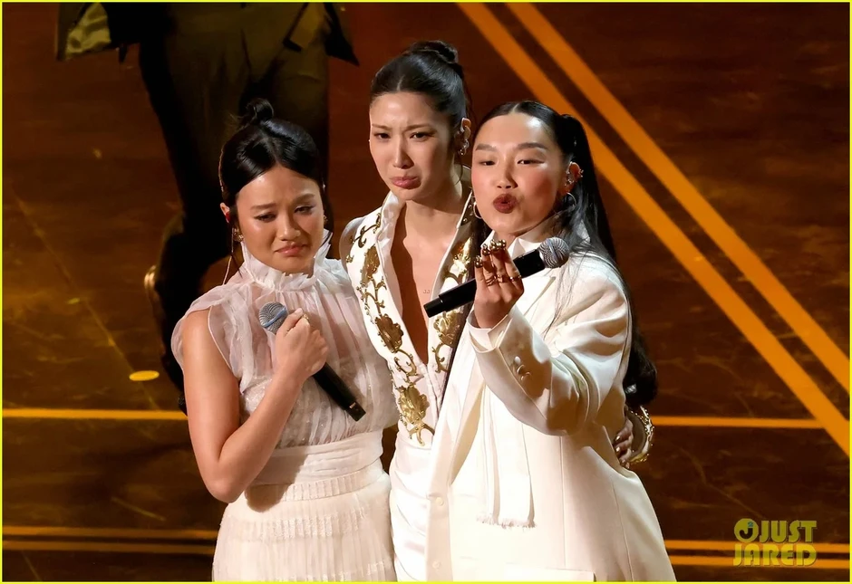 Lần đầu tiên trong lịch sử ca khúc Kpop giành Oscar cho Bài hát phim hay nhất!