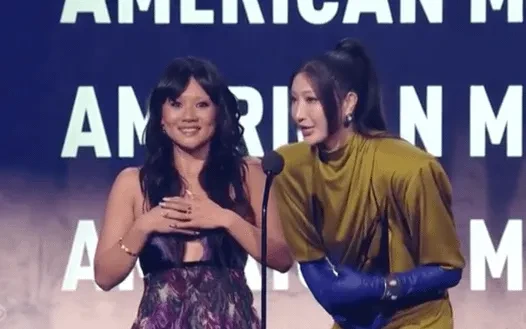 Lễ trao giải AMAs 2026: "Golden" đánh bại Taylor Swift để giành giải Bài hát của năm Lễ trao giải AMAs 2026: "Golden" đánh bại Taylor Swift để giành giải Bài hát của năm