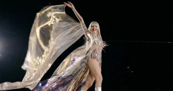 Lisa gây sốt toàn cầu với tạo hình thiên thần gợi cảm tại Coachella