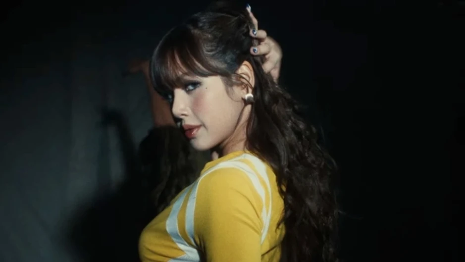 Lisa khoe vũ đạo trong MV cổ vũ World Cup - Báo TinVina Lisa khoe vũ đạo trong MV cổ vũ World Cup - Báo TinVina